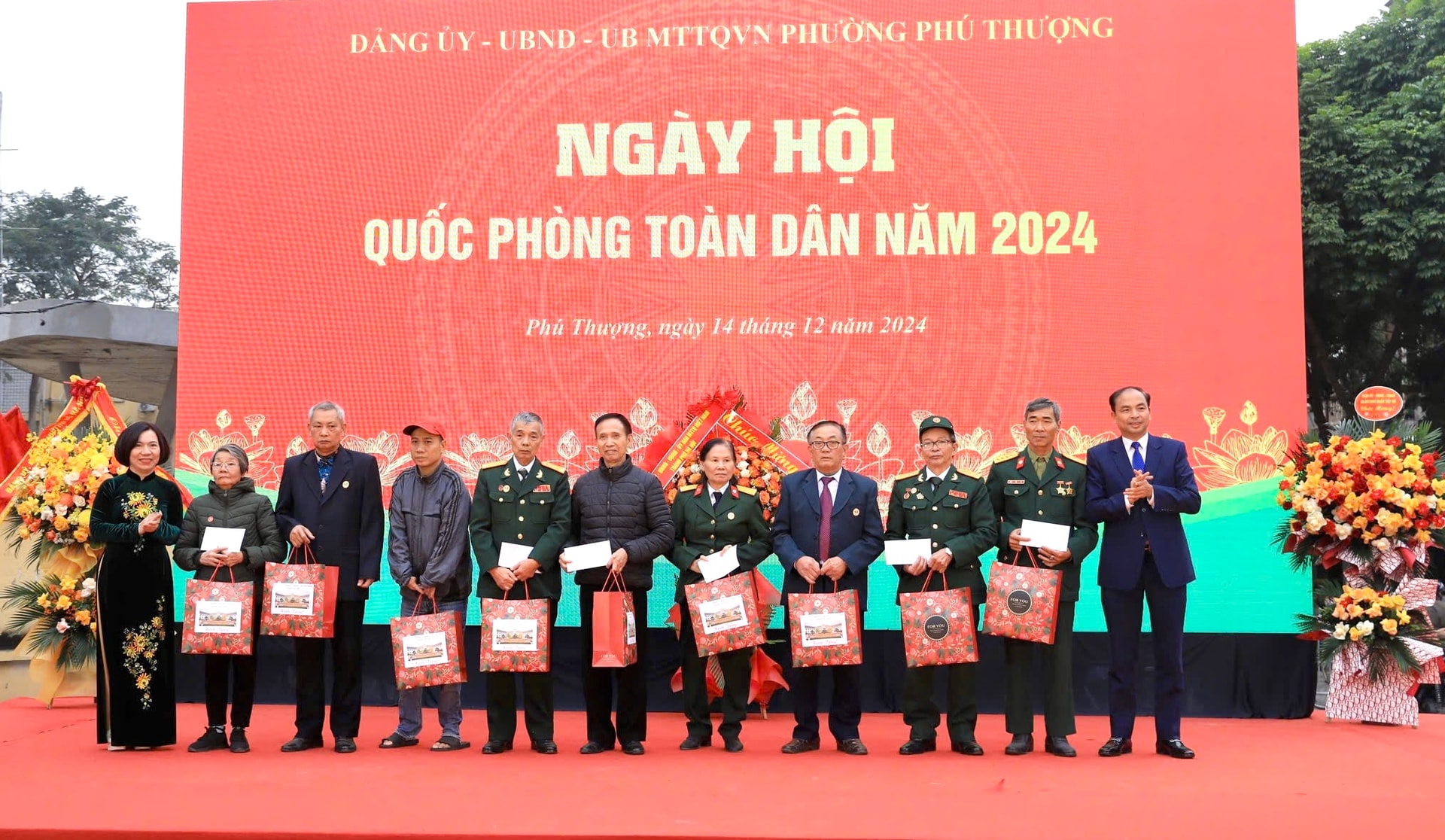 Lãnh đạo quận Tây Hồ trao tặng quà cho các gia đình người có công - Ảnh: Nguyên Anh 