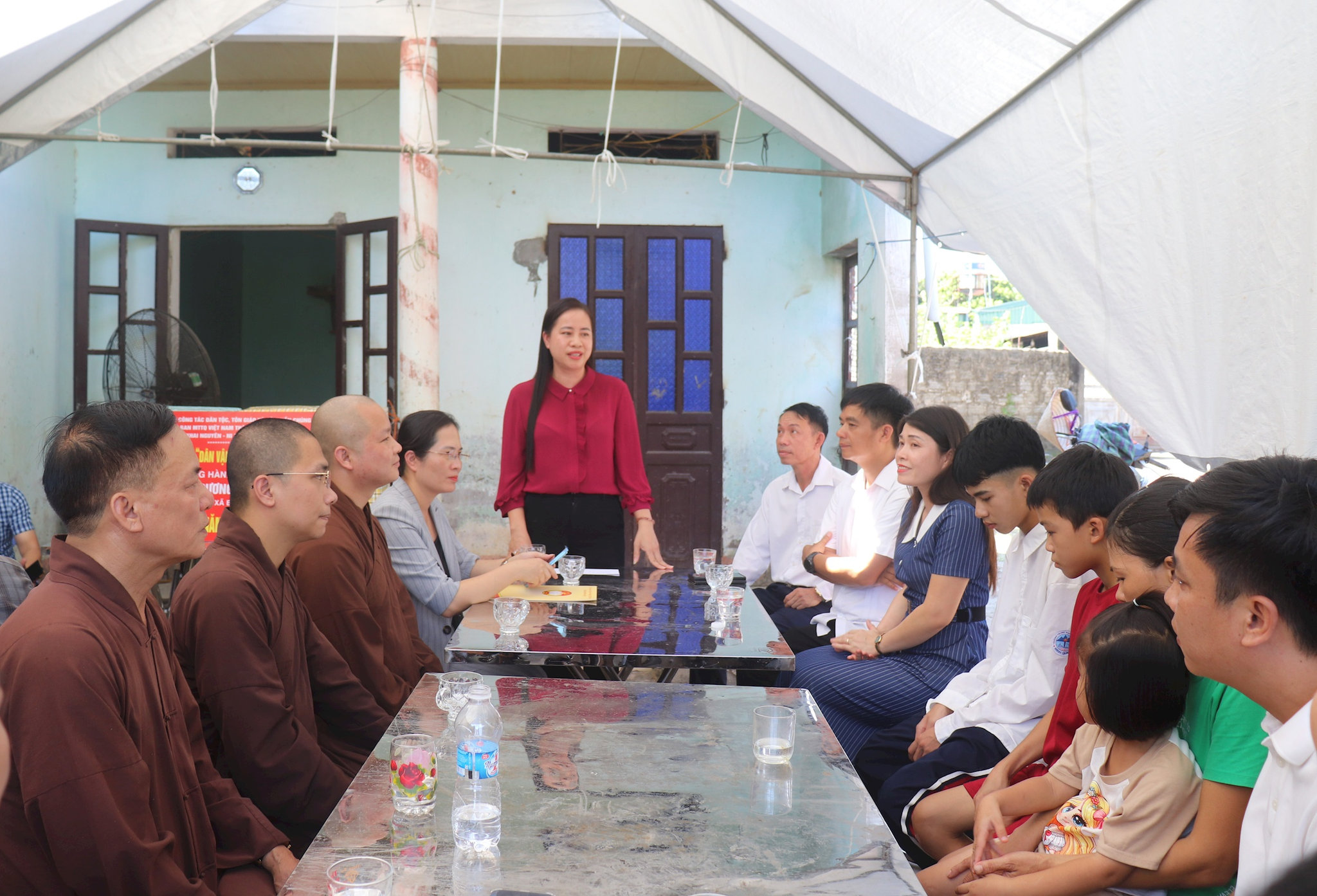 Bí thư Chi bộ Ban Công tác Dân tộc, Tôn giáo và Hội quần chúng Bùi Thị Thanh Giang thông tin về hoạt động hỗ trợ học sinh có hoàn cảnh khó khăn theo mô hình 