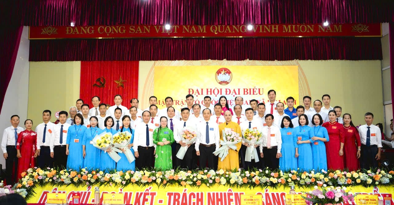 lanh-dao-mttq-va-lanh-dao-xa-chuc-mung-cac-uy-vien-uy-ban-mttq-xa.jpg
