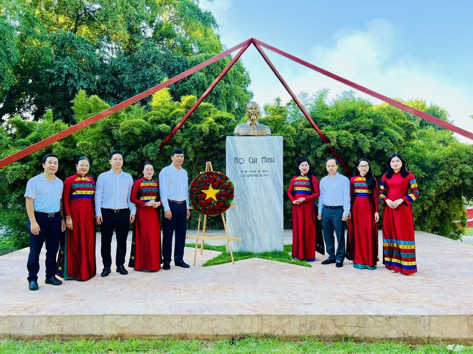 Đo&agrave;n đại biểu TP H&agrave; Nội d&acirc;ng hoa tại Tượng đ&agrave;i Chủ tịch Hồ Ch&iacute; Minh trong C&ocirc;ng vi&ecirc;n mang t&ecirc;n Người ở Thủ đ&ocirc; La Habana (Cuba)&nbsp;