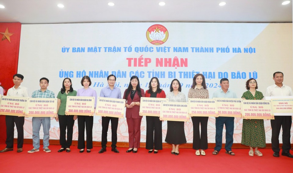 L&atilde;nh đạo Ủy ban Mặt trận Tổ quốc Việt Nam TP H&agrave; Nội tiếp nhận ủng hộ từ c&aacute;c đơn vị, doanh nghiệp, tổ chức, c&aacute; nh&acirc;n