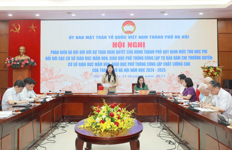 Chủ tịch Ủy ban Mặt trận Tổ quốc Việt Nam TP H&agrave; Nội Nguyễn Lan Hương chủ tr&igrave; Hội nghị