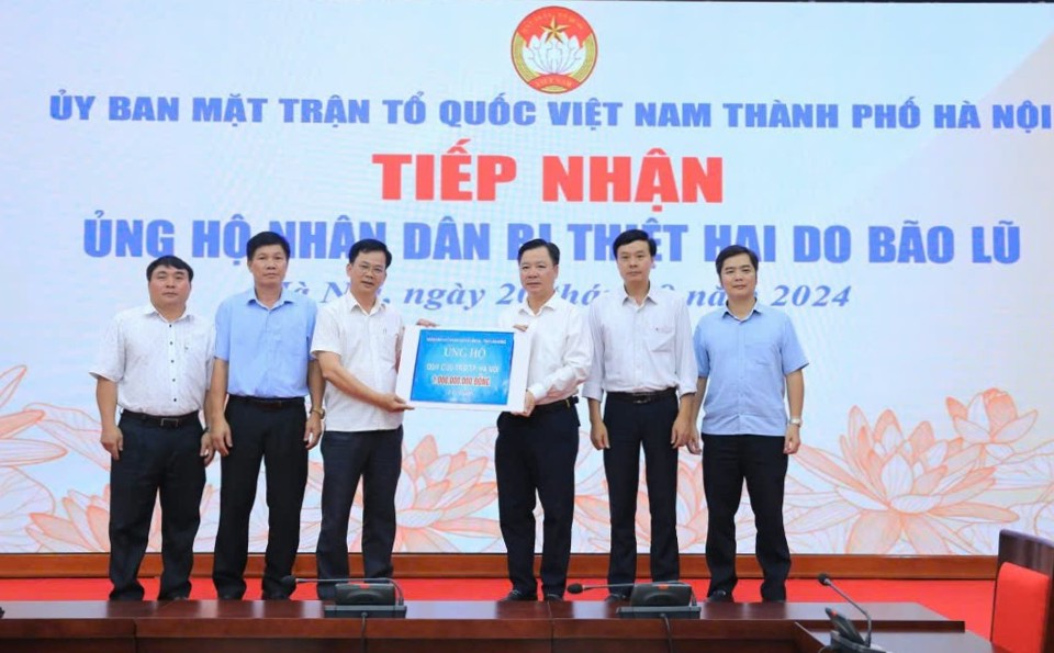 Ph&oacute; Chủ tịch Thường trực Ủy ban Mặt trận Tổ quốc Việt Nam TP H&agrave; Nội Nguyễn Sỹ Trường tiếp nhận ủng hộ của&nbsp;c&aacute;n bộ v&agrave; Nh&acirc;n d&acirc;n huyện L&acirc;m H&agrave; (tỉnh L&acirc;m Đồng)&nbsp;