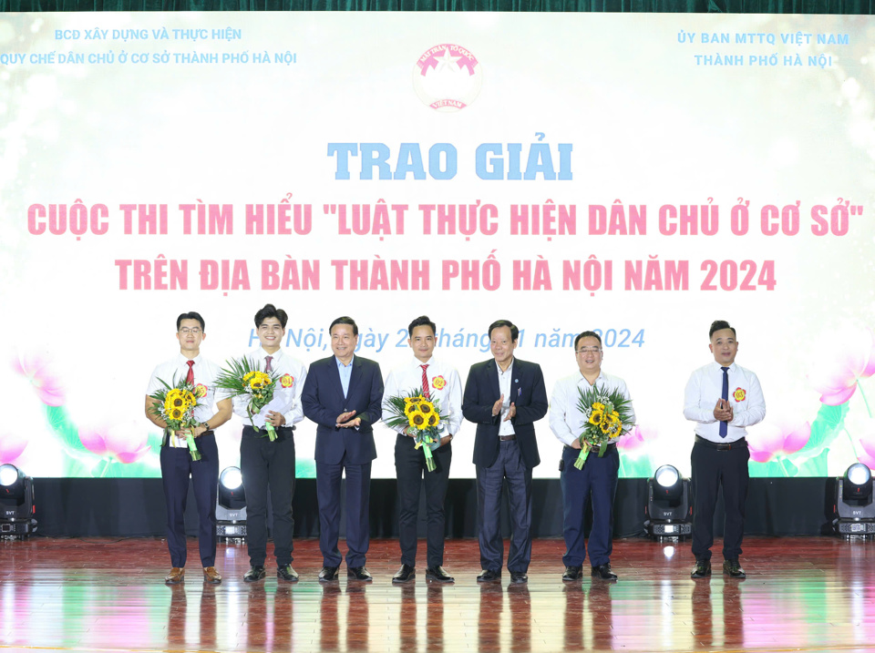 L&atilde;nh đạo Hội Li&ecirc;n hiệp VHNT TP H&agrave; Nội v&agrave; Hiệp hội Unessco H&agrave; Nội trao c&aacute;c giải Chuy&ecirc;n đề