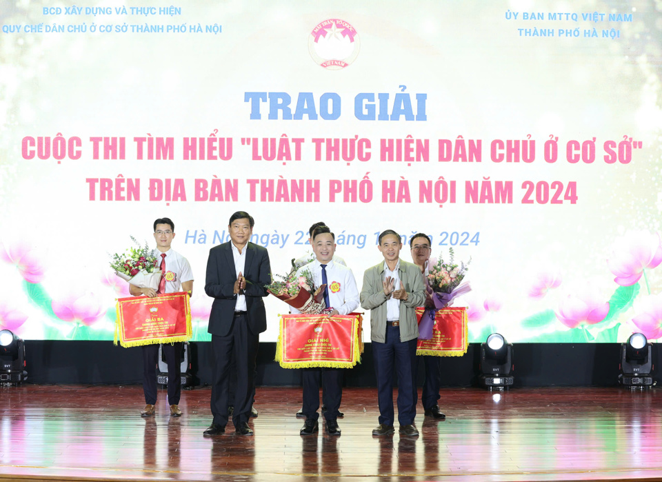 Vụ trưởng Vụ D&acirc;n vận c&aacute;c cơ quan Nh&agrave; nước - Ban D&acirc;n vận T.Ư Đặng Hữu Thọ v&agrave; Trưởng Ban D&acirc;n vận Th&agrave;nh ủy Đỗ Anh Tuấn trao giải Nh&igrave; phần thi S&acirc;n khấu h&oacute;a cho đội huyện Đ&ocirc;ng Anh