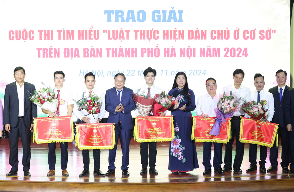 L&atilde;nh đạo TP H&agrave; Nội ch&uacute;c mừng c&aacute;c đội gi&agrave;nh giải cao tại Chung khảo Cuộc thi