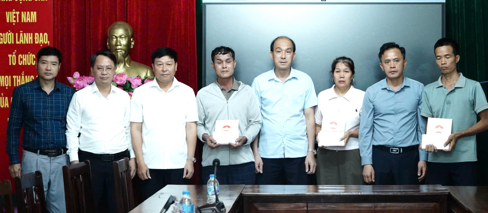 Đoàn công tác trao hỗ trợ tới gia đình nạn nhân tại phường Chương Mỹ. Ảnh: CTY.