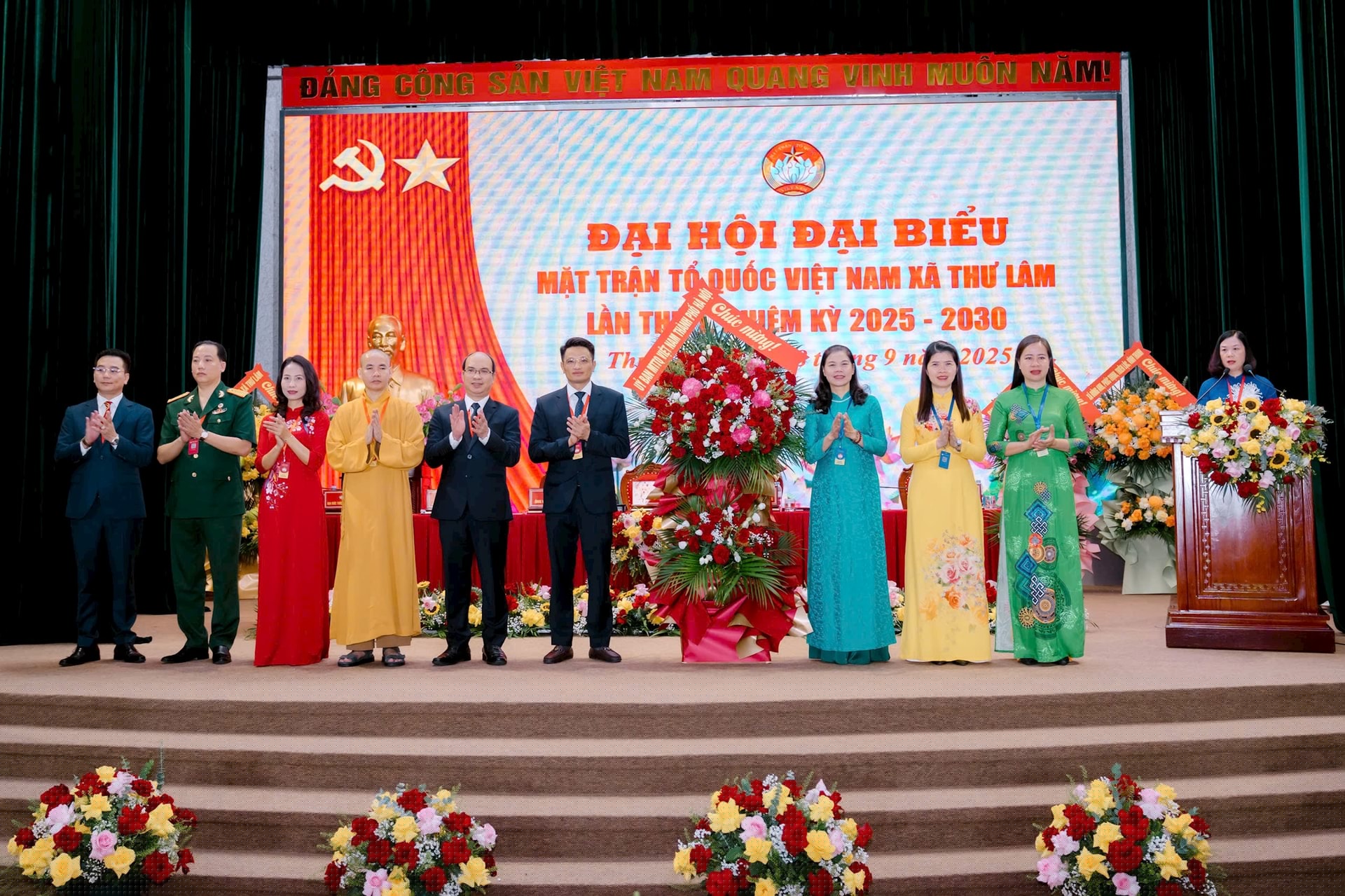 Phó Chủ tịch Uỷ ban MTTQ Việt Nam thành phố Hà Nội Đặng Thị Phương Hoa tặng hoa chúc mừng Đại hội. Ảnh: Hồng Sinh