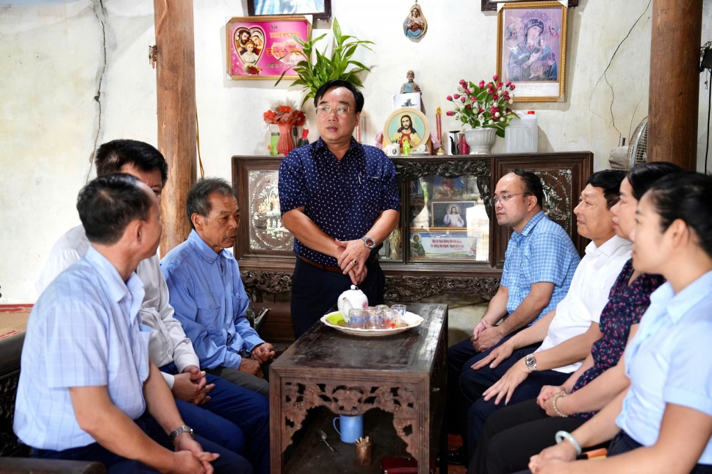 Phó Chủ tịch Ủy ban MTTQ Việt Nam TP Hà Nội tặng quà hội viên có hoàn cảnh khó khăn