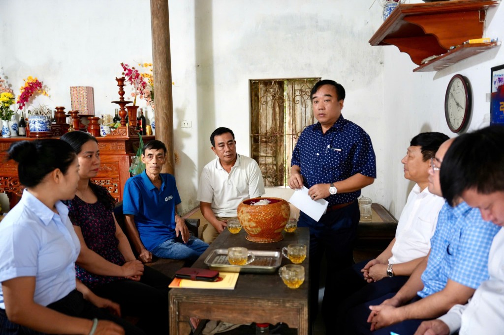 Phó Chủ tịch Ủy ban MTTQ Việt Nam TP Hà Nội tặng quà hội viên có hoàn cảnh khó khăn