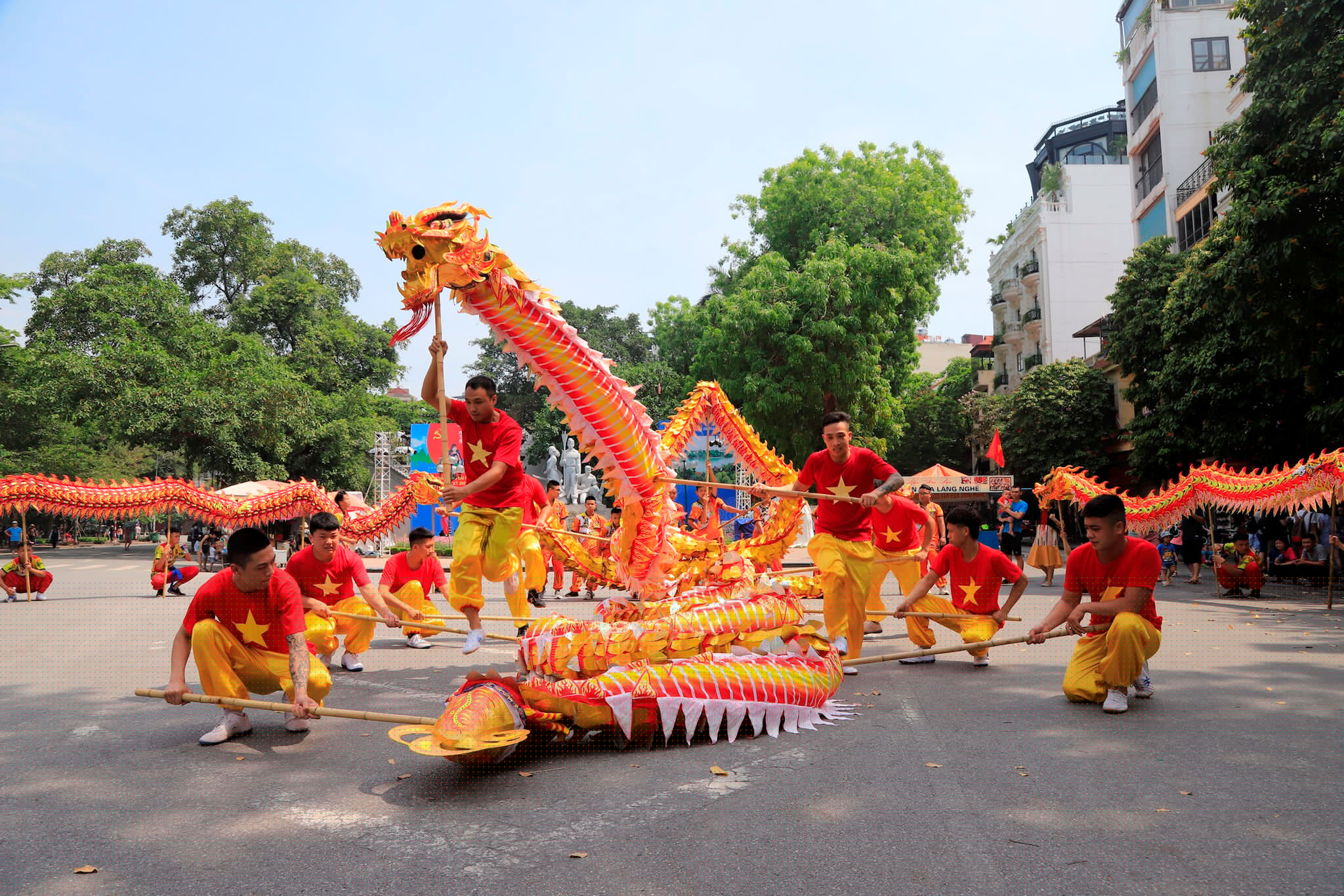 Múa rồng ở phố đi bộ Hồ Gươm. (Ảnh: Quang Thái)