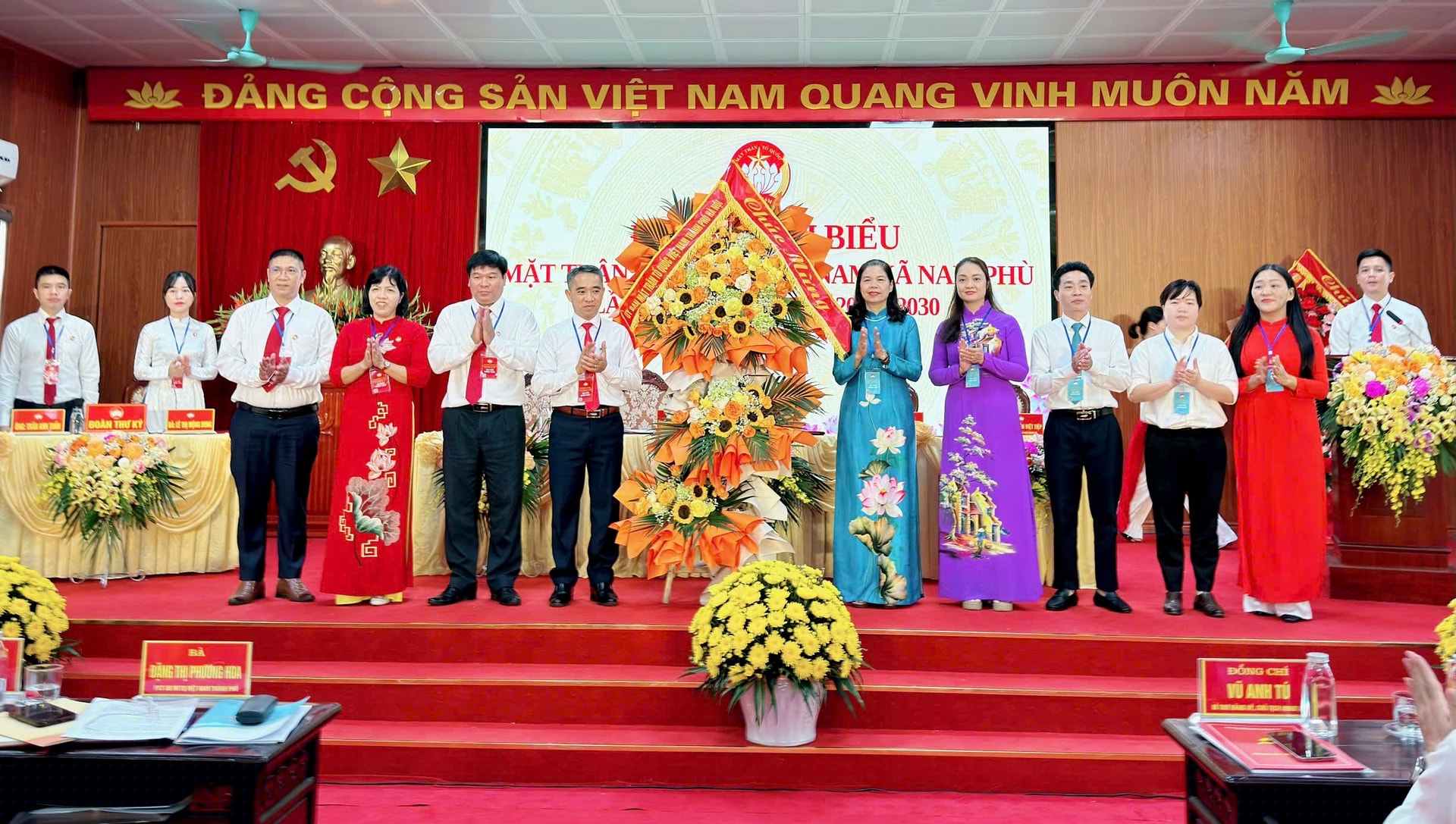 Lãnh đạo Ủy ban MTTQ Việt Nam thành phố Hà Nội tặng hoa chúc mừng Đại hội. Ảnh: Phương Xuyên