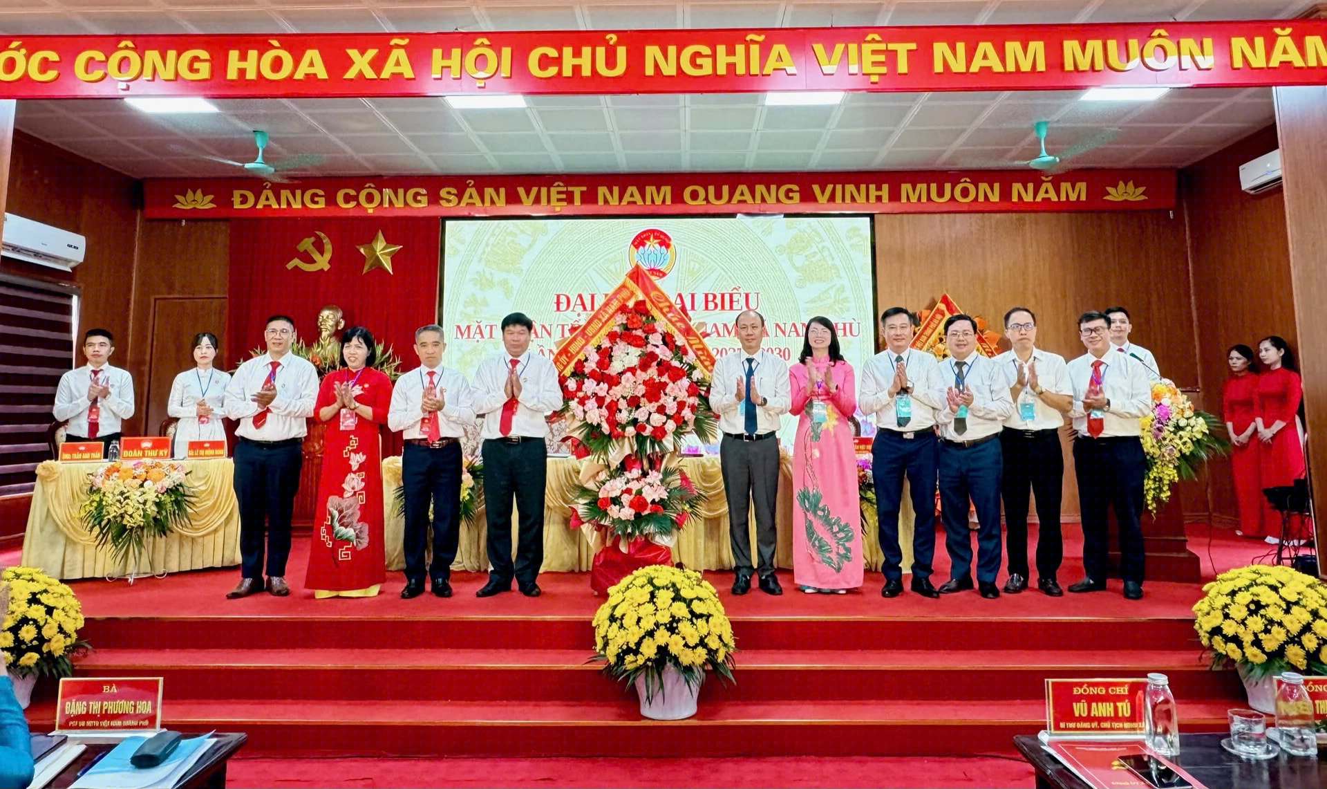 Lãnh đạo xã Nam Phù tặng hoa chúc mừng Đại hội. Ảnh: Phương Xuyế
