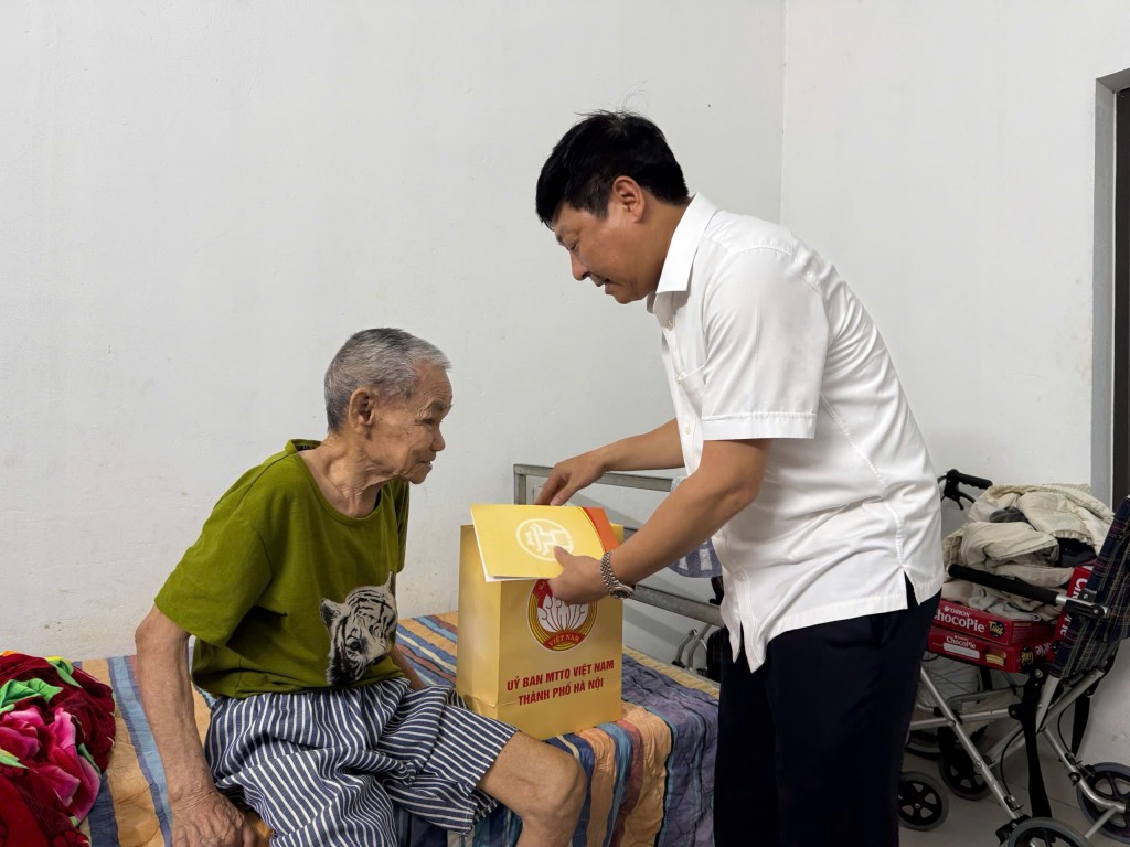 Phó Chủ tịch Ủy ban MTTQ Việt Nam TP Hà Nội tặng quà hội viên có hoàn cảnh khó khăn