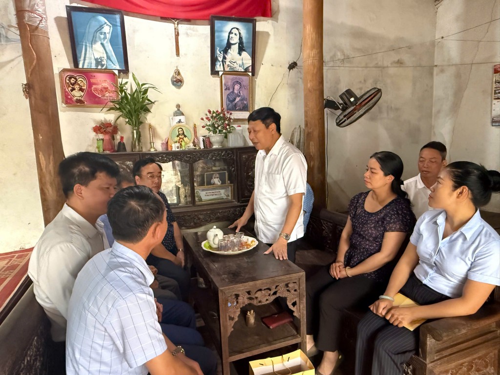 Phó Chủ tịch Ủy ban MTTQ Việt Nam TP Hà Nội tặng quà hội viên có hoàn cảnh khó khăn