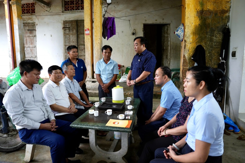 Phó Chủ tịch Ủy ban MTTQ Việt Nam TP Hà Nội tặng quà hội viên có hoàn cảnh khó khăn