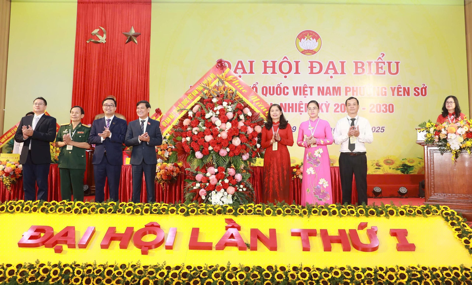 Lãnh đạo MTTQ Việt Nam thành phố Hà Nội tặng hoa chúc mừng Đại hội. Ảnh: PV