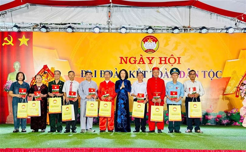 Phó Chủ tịch UBND thành phố Hà Nội Vũ Thu Hà dự Ngày hội Đại đoàn kết tại thôn Nhuệ