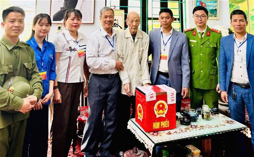 Xã Phú Cát: Cử tri 113 tuổi tự tay bỏ lá phiếu bầu cử