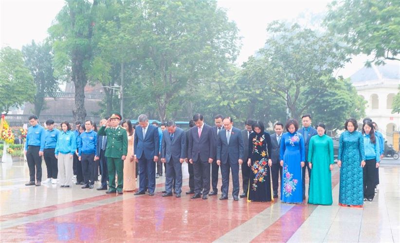 Lãnh đạo thành phố Hà Nội dâng hoa kỷ niệm 108 năm Cách mạng Tháng Mười Nga