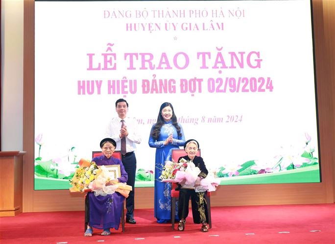 Huyện Gia Lâm trao 257 Huy hiệu Đảng nhâm dịp Kỷ niệm 79 năm Ngày Quốc khánh Nước Cộng hòa xã hội chủ nghĩa Việt Nam