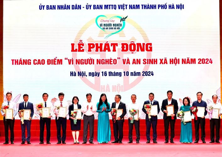 Hà Nội tiếp nhận 27,6 tỷ đồng ủng hộ Quỹ “Vì người nghèo” và an sinh xã hội