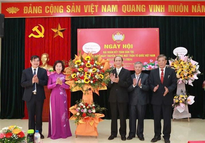 Đồng chí Bùi Huyền Mai dự Ngày hội Đại đoàn kết toàn dân tộc tại phường Khương Mai