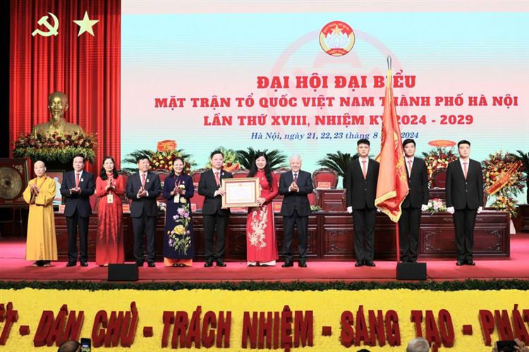 Ủy ban MTTQ Thành phố Hà Nội đón nhận Huân chương Lao động hạng Nhất