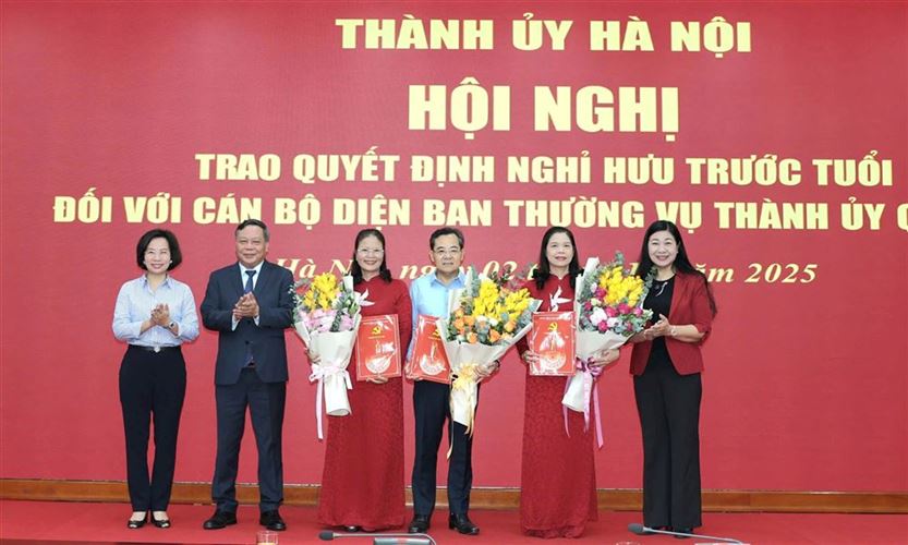 Trao quyết định nghỉ hưu cho 3 đồng chí lãnh đạo MTTQ và LĐLĐ thành phố Hà Nội