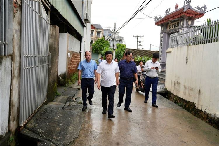 Phó Chủ tịch Ủy ban MTTQ Việt Nam TP Hà Nội tặng quà hội viên có hoàn cảnh khó khăn