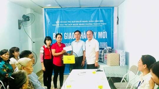Quận Long Biên bàn giao nhà xây mới cho hộ nghèo phường Thượng Thanh