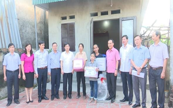 Đồng chí Phó Chủ tịch UBND TP Ngô Văn Quý đi thăm và tặng quà cho hộ nghèo tại xã Việt Hùng huyện Đông Anh