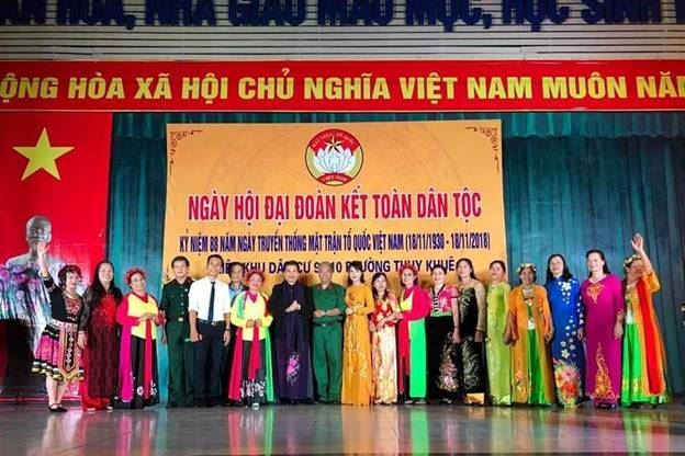 Đồng chí Tòng Thị Phóng dự Ngày hội Đại đoàn kết toàn dân tộc với Nhân dân phường Thụy Khuê, quận Tây Hồ.