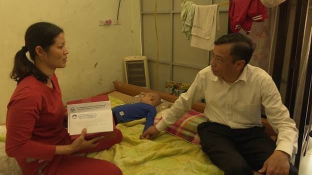 Huyện Hoài Đức thăm và trao tiền hỗ trợ chữa bệnh cho cháu Nguyễn Như Hải Đăng tại thôn 3, xã Cát Quế