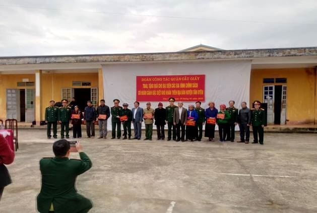 Ủy ban MTTQ Việt Nam các cấp quận Cầu Giấy trích quỹ “Vì người nghèo” tặng bò cho các hộ nghèo, có hoàn cảnh đặc biệt khó khăn