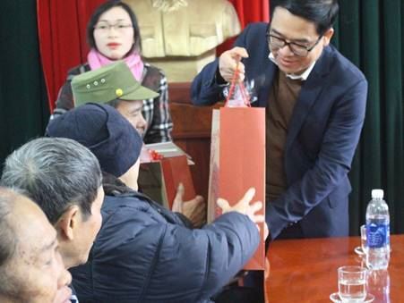 Huyện Mê Linh phối hợp tặng quà các gia đình chính sách, hộ nghèo nhân dịp Tết Nguyên đán Kỷ Hợi 2019.
