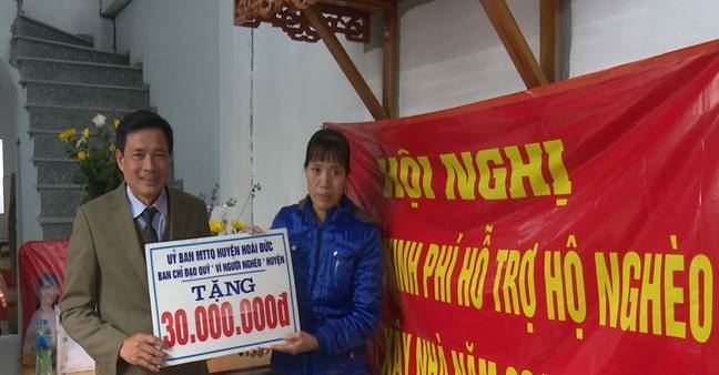 Ủy ban MTTQ Việt Nam huyện Hoài Đức trao tiền hỗ trợ sửa chữa nhà cho hộ nghèo tại xã Di Trạch