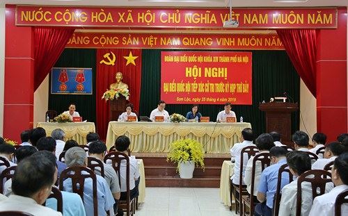Đoàn Đại biểu Quốc hội thành phố Hà Nội tiếp xúc cử tri thị xã Sơn Tây trước kỳ họp thứ 7.