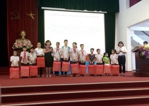 Huyện Thanh Trì phát động tháng hành động vì trẻ em và trao quà cho trẻ em có hoàn cảnh khó khăn