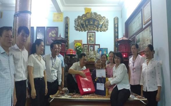 Lãnh đạo Ủy ban MTTQ Việt Nam quận Long Biên thăm, tặng quà gia đình chính sách tiêu biểu tại phường Phúc Đồng