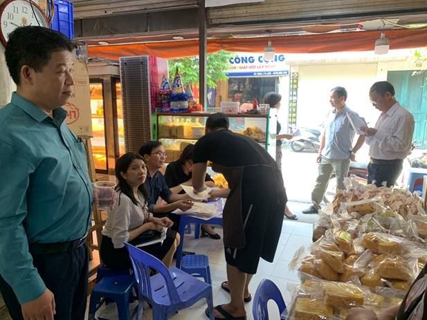 Ủy ban MTTQ Việt Nam quận Thanh Xuân thực hiện giám sát việc chấp hành pháp luật về an toàn thực phẩm.