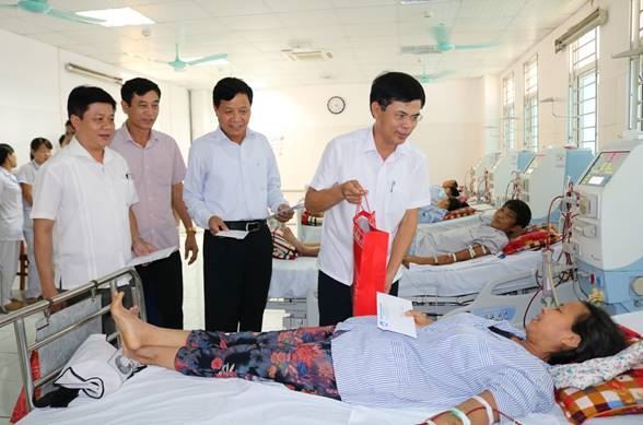 Ủy ban MTTQ Việt Nam huyện Quốc Oai hỗ trợ bệnh nhân điều trị chạy thận tại bệnh viện đa khoa Quốc Oai