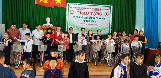Ủy ban MTTQ Việt Nam quận Cầu Giấy trao tặng bò sinh sản và xe đạp cho hộ nghèo, học sinh là con em hộ nghèo có hoàn cảnh đặc biệt khó khăn tại huyện Lâm Hà, tỉnh Lâm Đồng