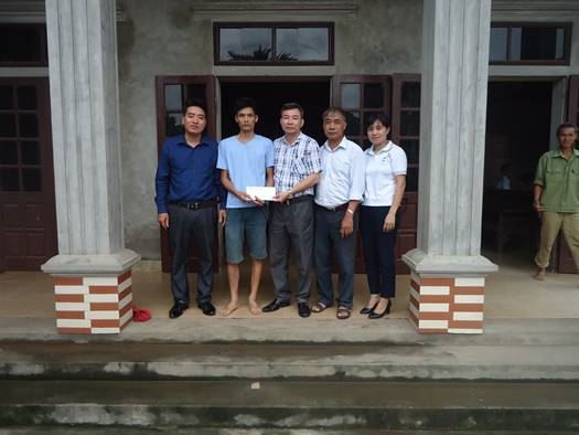 Ủy ban MTTQ Việt Nam huyện Mê Linh tổ chức đi thăm hỏi, hỗ trợ gia đình nạn nhân bị tai nạn đuối nước tại xã Thạch Đà.