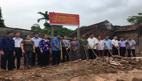 Ủy ban MTTQ Việt Nam huyện Ba Vì trao tiền hỗ trợ xây nhà Đại đoàn kết và quà cho hộ nghèo” tại xã Tòng Bạt