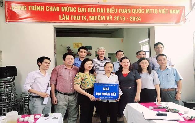 Ủy ban MTTQ Việt Nam huyện Thạch Thất trao tặng nhà Đại đoàn kết