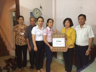 Quận Long Biên thăm hỏi, tặng quà các hộ nghèo nhân tháng cao điểm “Vì người nghèo” năm 2019