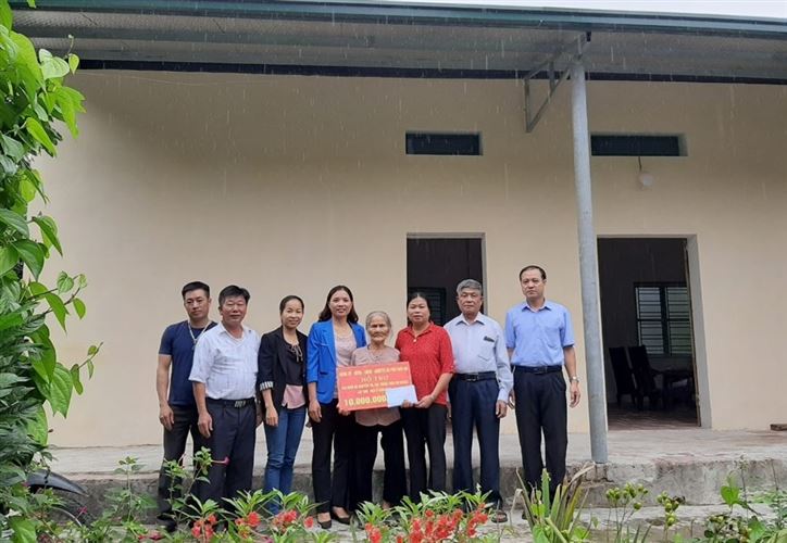 Ủy ban MTTQ Việt Nam huyện Chương Mỹ trao kinh phí hỗ trợ cho 40 hộ nghèo xây dựng, sửa chữa nhà ở