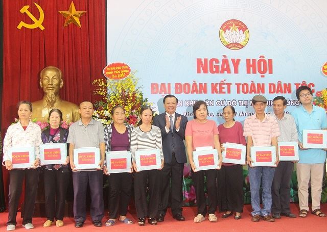 Bộ trưởng Bộ Tài chính dự Ngày hội Đại đoàn kết tại phường Định Công
