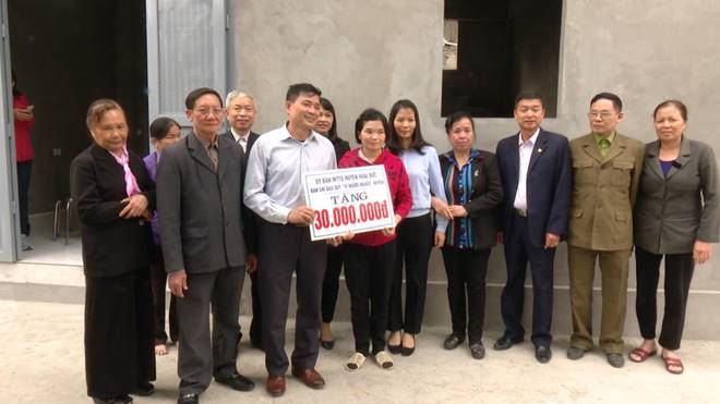 Ủy ban MTTQ Việt Nam huyện Hoài Đức tổ chức bàn giao nhà Đại đoàn kết cho hộ nghèo tại thôn An Trai, xã Vân Canh 